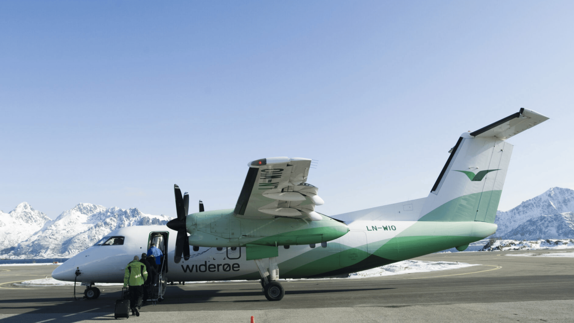 Fly-Direct-to-Leknes-or-Svolvær
